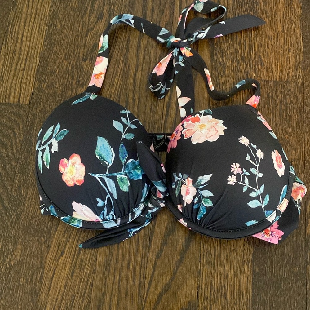 H&M Superpush Bikini Top. Tag Ripped Off but seems to fit a size small.